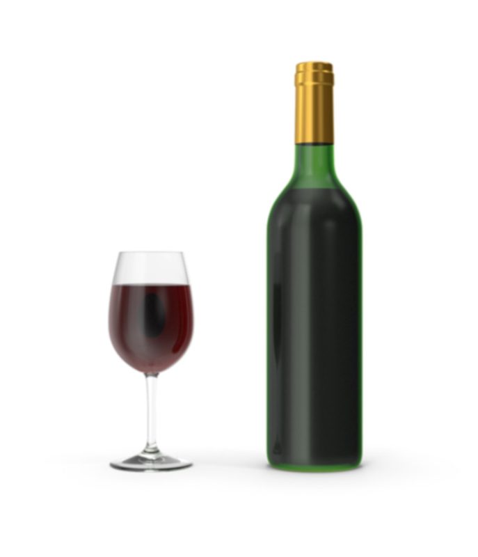 Una bottiglia di vino e un bicchiere di vino rosso su sfondo bianco.